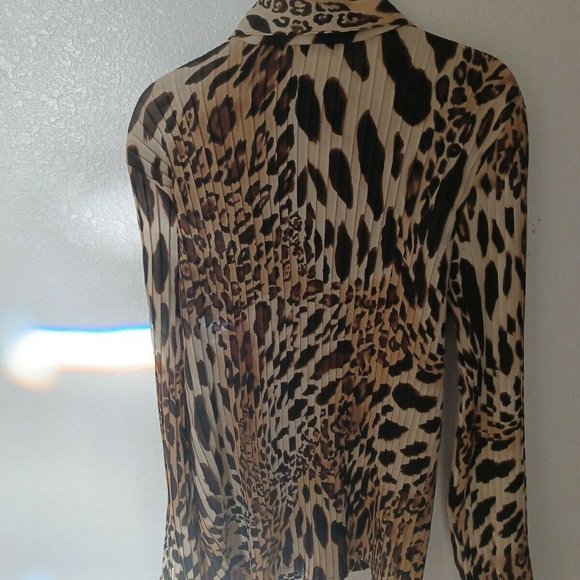 NWOT Sarah B Studio Pleated Leopard Print Button Up Sheer Blouse Sz M - Picture 9 of 11